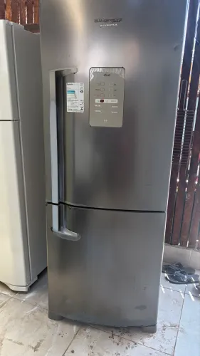Geladeira inox cinza com marcas e funcionando faço entrega