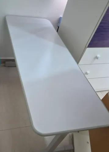 Mesa para atividade com 2 cadeirass