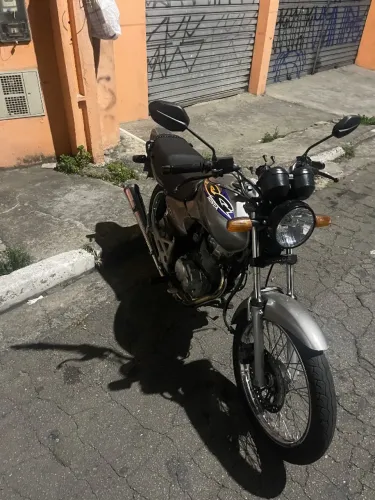 Moto bateu pego toda original