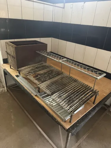 Parrilla com 2 grelhas e caixa de fogo.