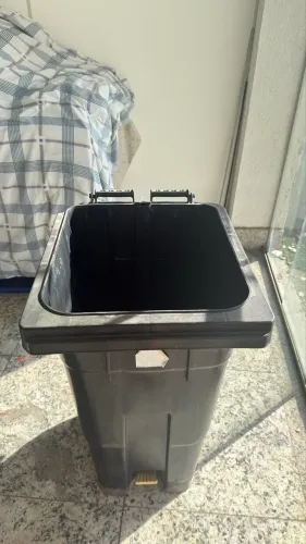 Lixeira 240 Litros com Pedal e Rodas 