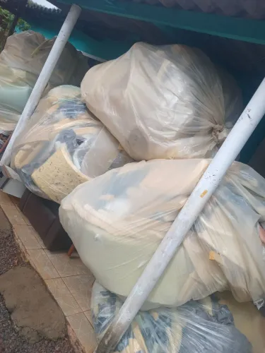 Doação de espumas novas em retalhos