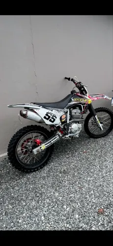 Vendo tornado 300 com roupa de crf 