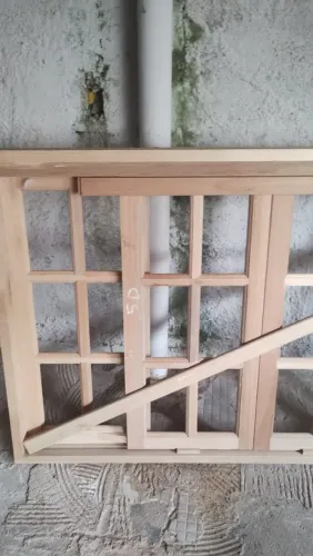 Vende-se janela nova de madeira