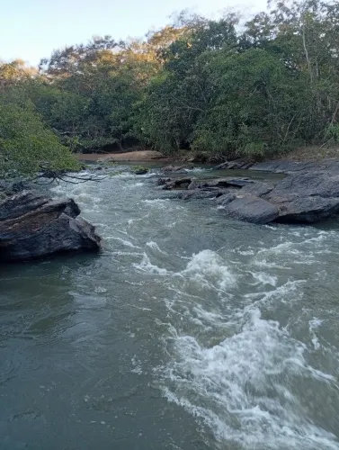 Chácaras de lazer com Rio dourados aos fundos.