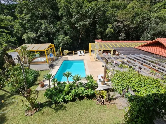 Casa com piscina, Condomínio Fechado, hidro, espaço gourmet, quadras esporte, riacho, salã