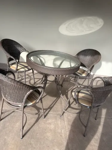 Vendo conjunto de mesa com cadeiras em vime.