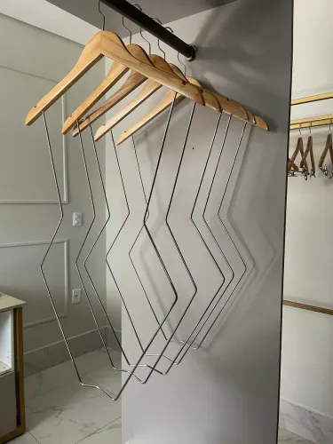 Cabides silhuetas semi novos 5 peças madeira e inox 