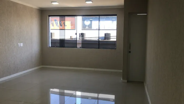 Sala comercial na Rua XV de Novembro, próxima ao Shopping São José
