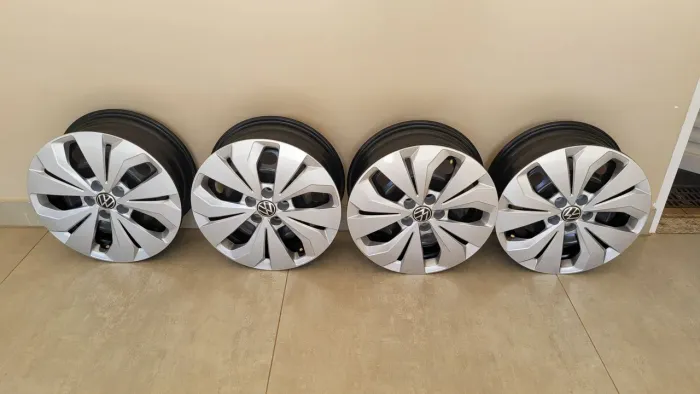 Jogo de rodas 5 furos aro 16 VW com calotas originais