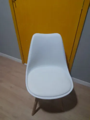 Cadeira branca estofada