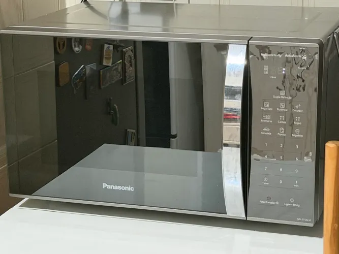 Micro-ondas de Mesa Panasonic com 27 Litros de Capacidade Prata - NN-ST55LMRUN