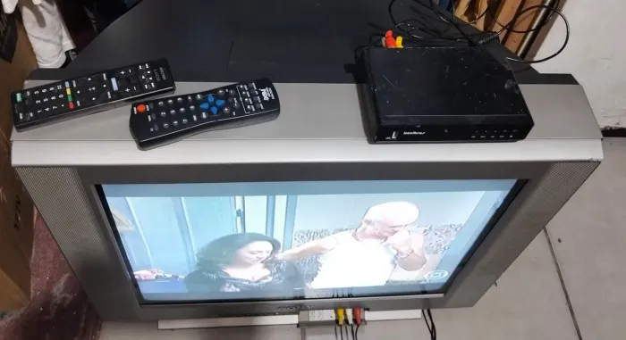 Kit TV de Tubo Sony Trinitron 25" + Conversor Digital Intelbras + Antena