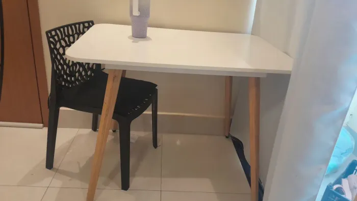 Mesa de jantar branca pé palito