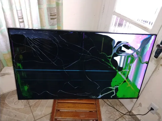 TV LED SMart Samsung 50 polegadas Modelo UN50AU7700G Tela trincada Ligando 