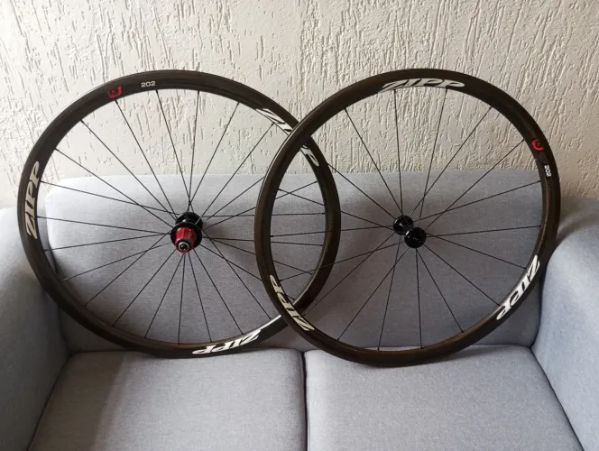 Par de rodas Zipp 202, clincher em carbono, semi novas