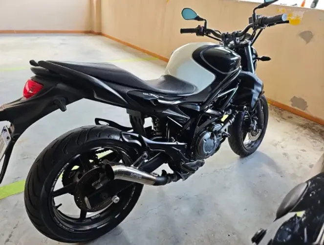 Suzuki Gladius 650cc com escapamento esportivo