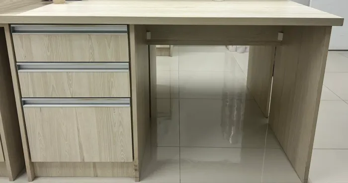 Mesa escritório com gavetas e gavetão