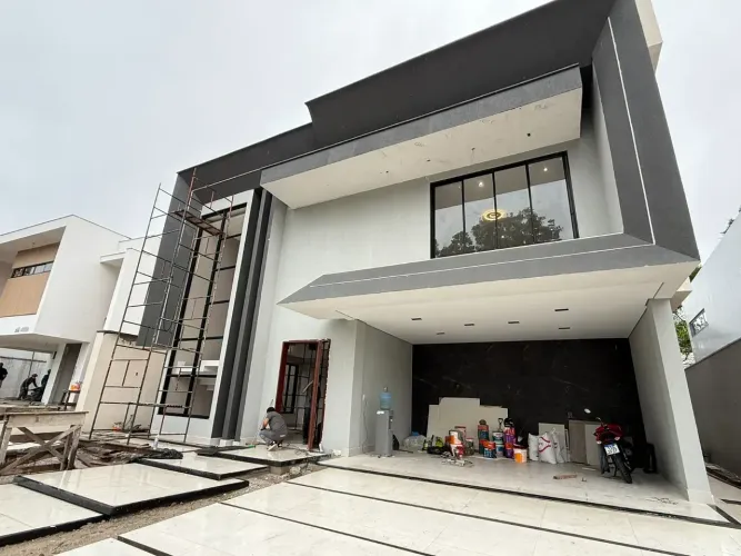Casa Duplex no Alphaville 2 com 5 Suites todas com Closet (2 com Varanda)+ Escritório