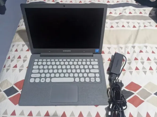 Notebook Samsung Flash F30 Grafite | Tela Full HD | Leve e Compacto