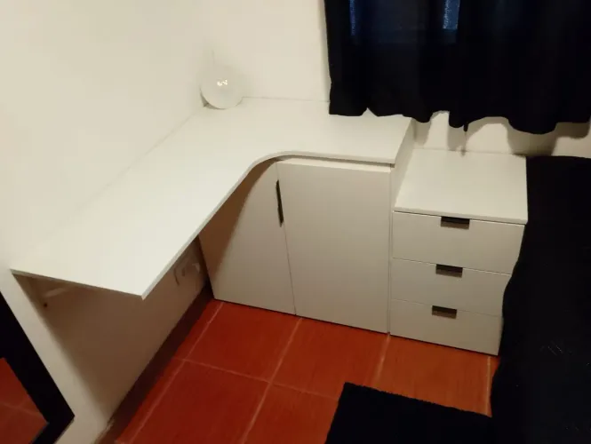 3 móveis em 1 Escrivaninha + Mesa de Cabeceira + Sapateira