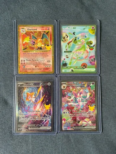 Charizard, Mew EX Futurista, Jirachi EX e Sylveon Ex - Celebrações de 30 anos ( Pokémon )