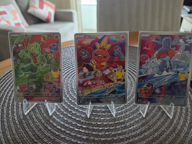 Cartas Pokémon TCG trio de Hoenn (Treecko, Torchic e Mudkip)