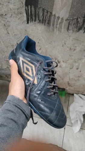 Chuteira umbro neo striker II unisex society semi-nova com meião umbro original usado