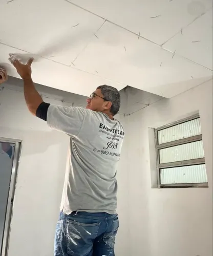 Sou pedreiro e profissional em colocação de porcelanato