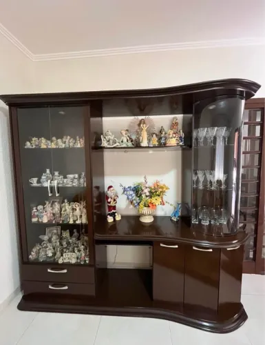 Estante em mogno com cristaleira