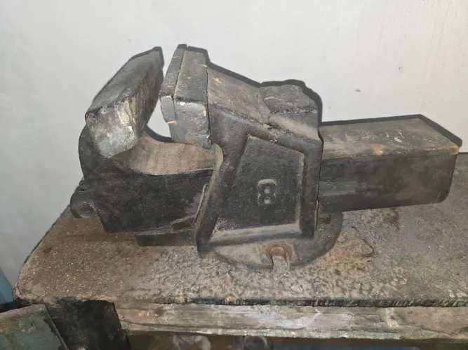 Torno de Bancada N°8, em ferro fundido e resistente  R$350,00