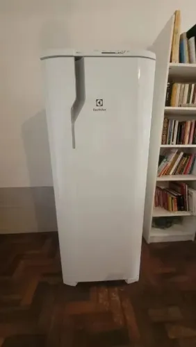 Geladeira Electrolux RE31 Branco 240L Cycle Defrost - Degelo Prático - 220v