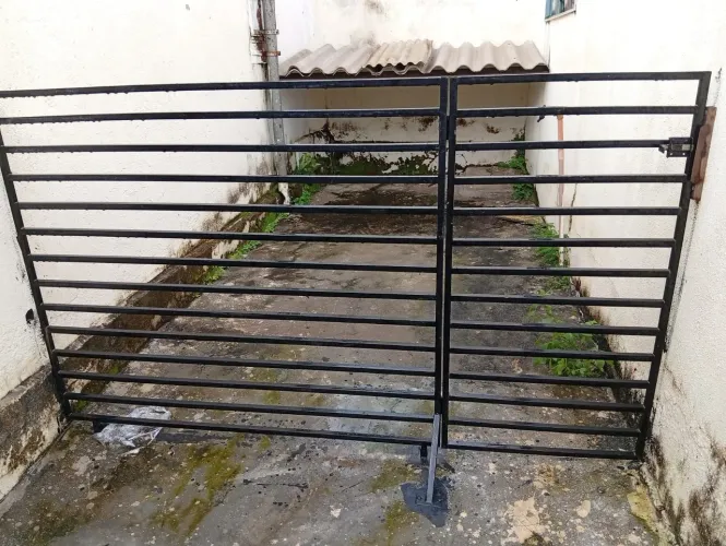 portão de grade de segurança em ferro com design de barras horizontais