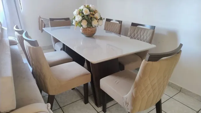 Vende - se uma mesa com 6 cadeiras