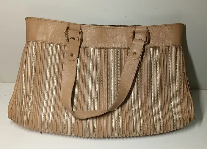 Bolsa Arezzo de couro legítimo nude e dourado plissado