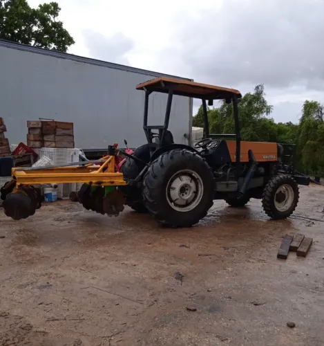 Trator fruteiro/cafeeiro estreito Valtra bf75