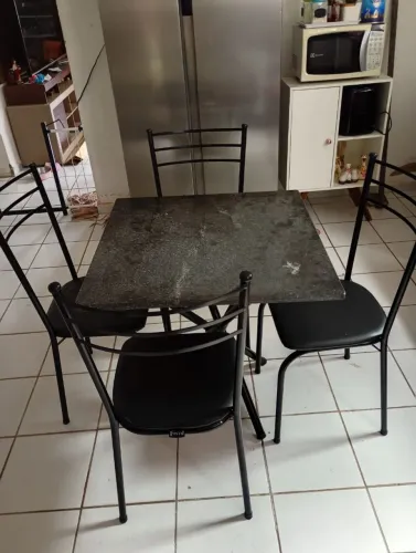 Mesa de mármore com 4 cadeiras
