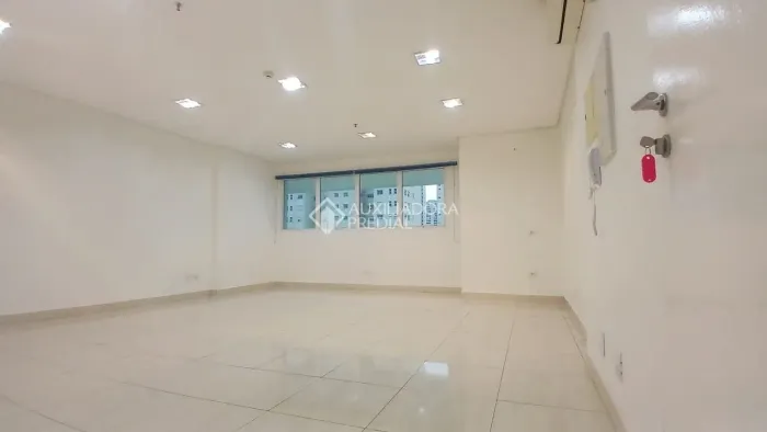 Excelente sala comercial condomínio Domo Business - Centro de São Bernardo do Campo