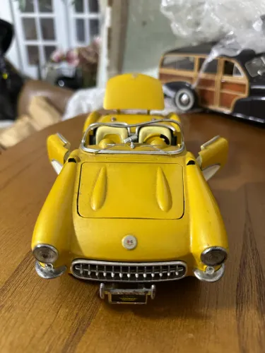 Chevrolet Corvette 1957 1/18 maisto 