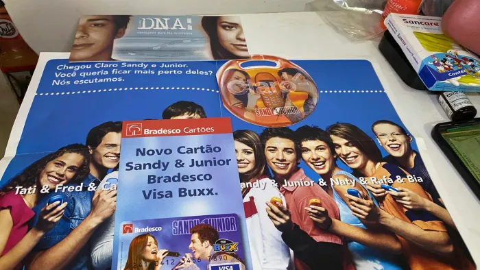 Sandy e Junior - publicidades, postais. Oi, claro, clube DNA, Bradesco etc;