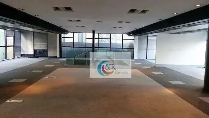Concreto Aparente Pele de Vidro Ar Condicionado Central Elevadores Panorâmicos