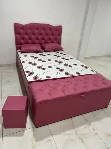 Cama box de molas ensacadas + cabeceira + Puff baú + 2 travesseiros e 1 Puff pequeno