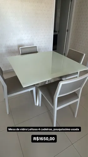 Mesa de vidro leitoso 