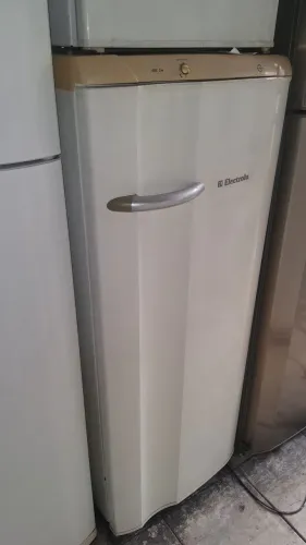 Vendemos essa geladeira elextrolux RE26,com 90 dias de garantia