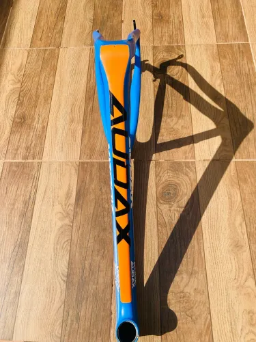 Vende-se um quadro de fibra de carbono tamanho 15