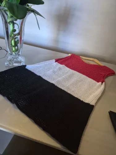 Camisa tricolor regata em crochê