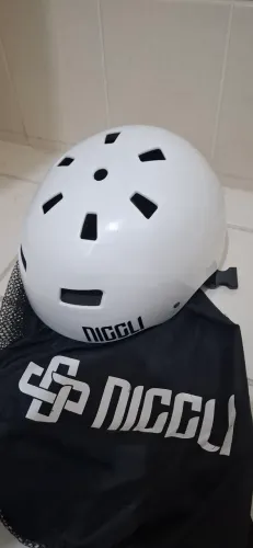 Vendo skate com capacete, usado duas vezes, na compra desse leva de brinde outro skate u