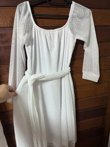 vestido branco delicado em tule poá