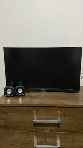 Monitor Samsung Curvo com Suporte Articulado - Excelente Estado