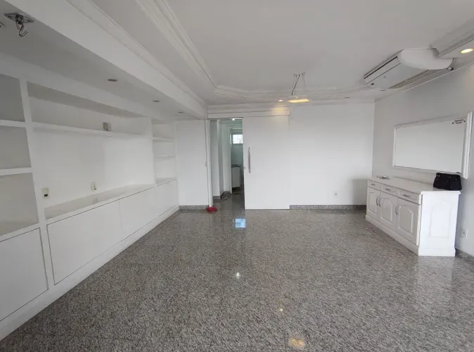 Apartamento amplo, reformado e com acabamen19m2-4/4 sendo 3 suítes-2 sacadas em Nazaré - B